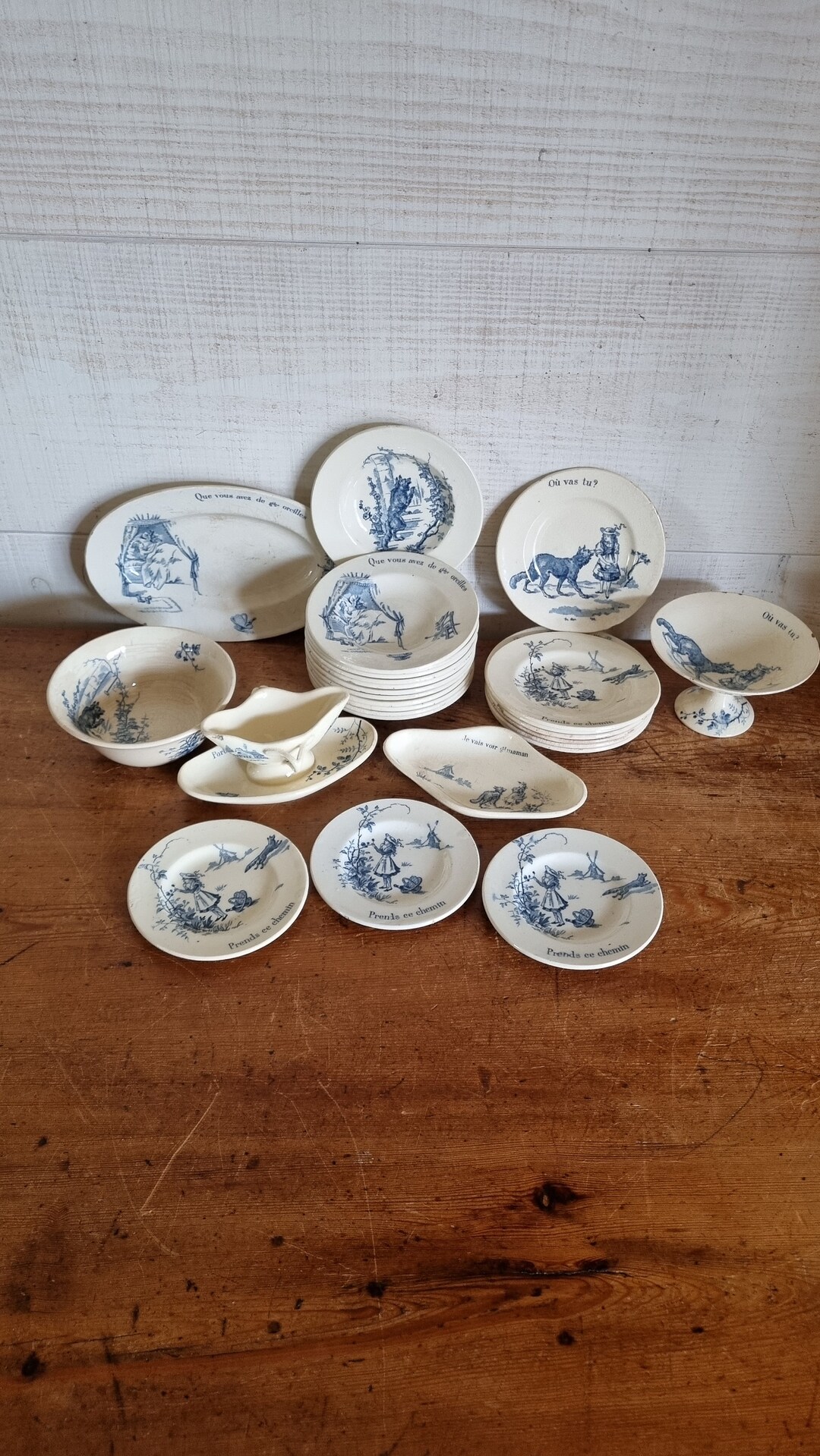 BEL ensemble de DINETTE ANCIENNE  PETIT CHAPERON ROUGE de 25 pièces