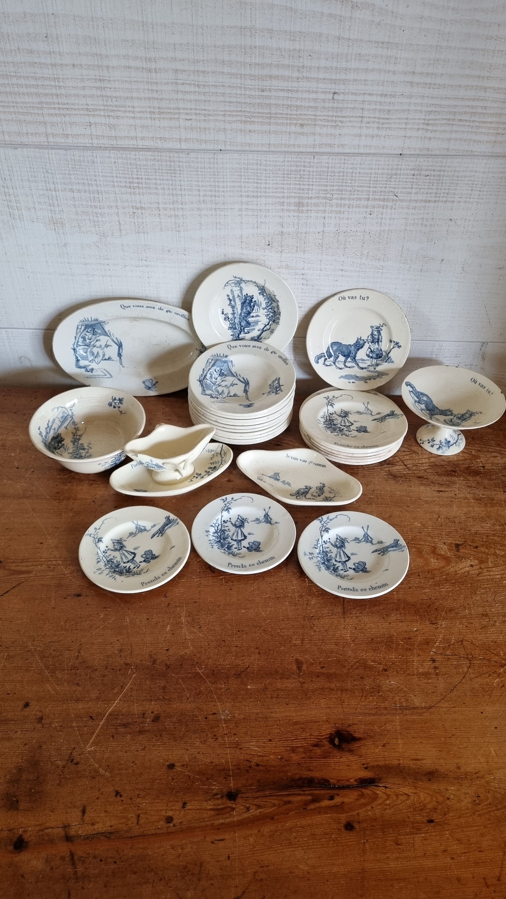 Ancienne dinette porcelaine dessins enfantins contes années 50