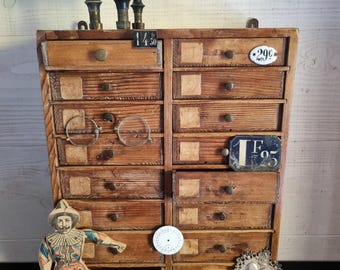 Antieke werkplaats- of fourniturenkast, Franse lockerkast, vintage of antiek.