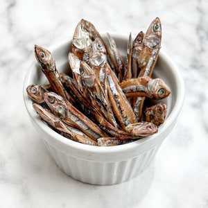 Dehydrated Anchovies - Healthy Treats for Cats & Dogs, Nutritious Snack, Natural Dog Food Alternative, Grain-Free, Fish Treats