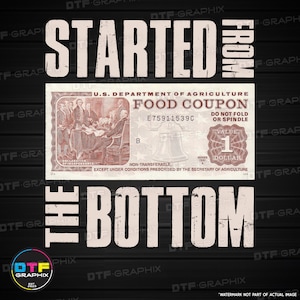 Puede incluir: Un diseño desgastado con la frase "STARTED FROM THE BOTTOM" en letras grandes y audaces. El diseño incorpora un cupón de alimentos de estilo vintage con el texto "U.S. Department of Agriculture FOOD COUPON" y un valor de "1 DOLLAR".