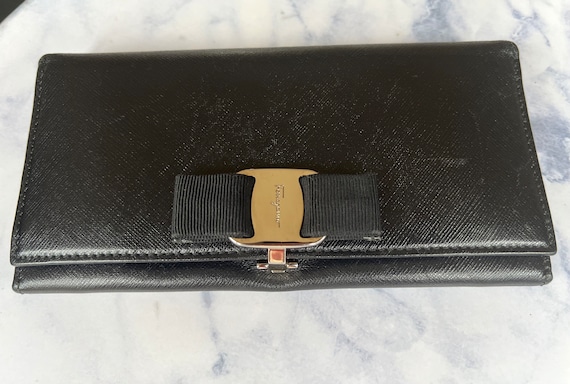 【関税負担】 SALVATORE FERRAGAMO Saffiano flap Wallet Salvatore Ferragamo Black Saffiano Leather Vara Bow Flap