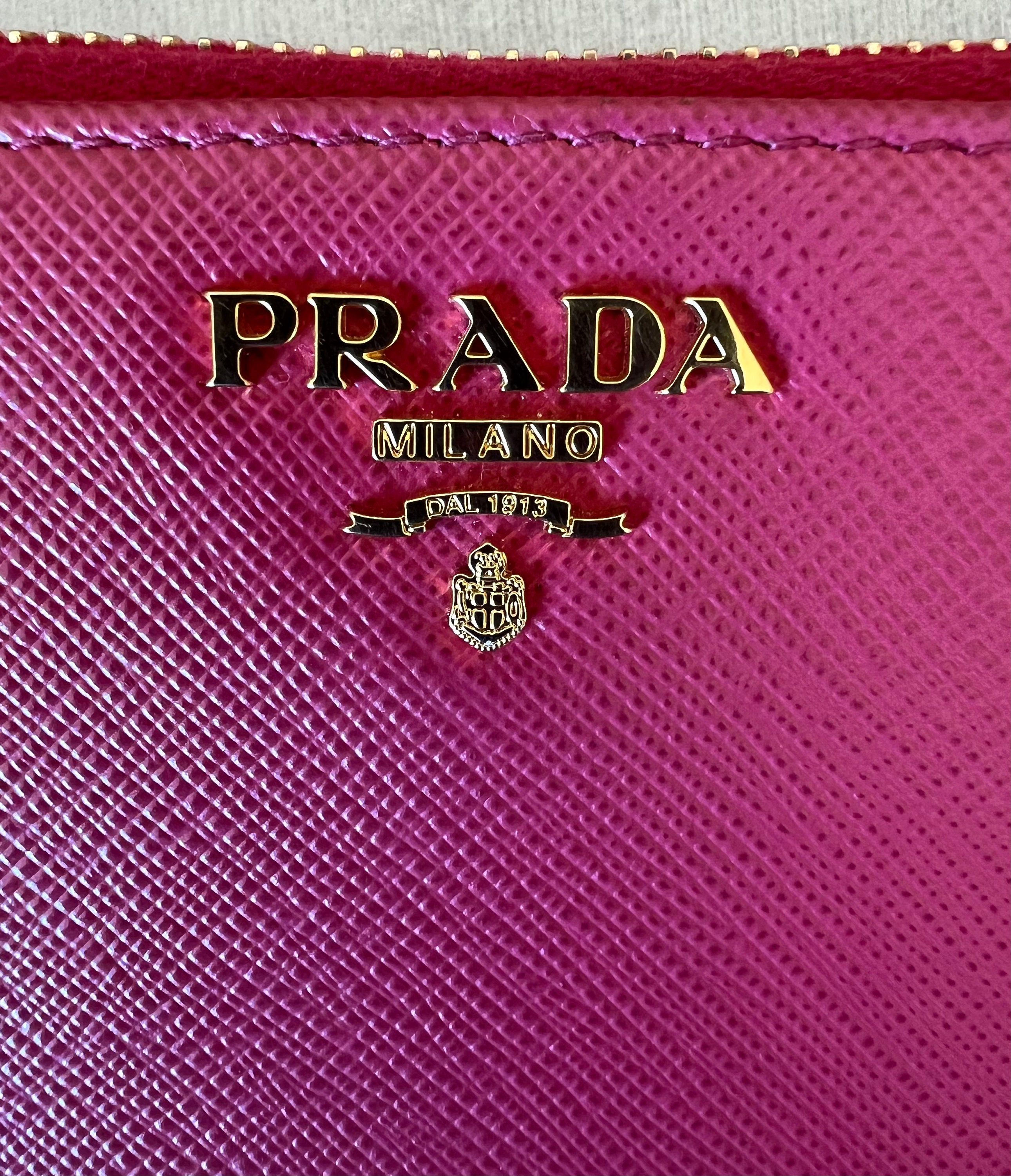 PRADA SAFFIANO キーケースPEONIA PRADA Saffiano Metal Oro Chain Wallet Peonia 1689594