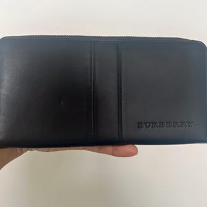 Cartera de piel negra con cremallera de Burberry