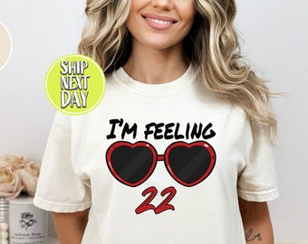 Camiseta de cumpleaños con la frase &quot;I&#39;m Feeling 22&quot;, camiseta de cumpleaños personalizada, camiseta de cumpleaños con cuello redondo, vacaciones modernas, camiseta de 22 años, merchandising de Feeling 22, Era -BP001