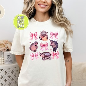 Maglietta Moo Deng Pink Coquette Baby Pigmeo Ippopotamo, Carino Cucciolo di Ippopotamo, Maglietta Animali Famosi, Regalo per Amante degli Animali, Regali per Amante di Moo Deng -TC075