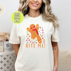 Bite Me Cookies Frohe Weihnachten T-Shirt, Mittelfinger Lebkuchen Mann, Süßer Lebkuchen Keks, Ingwer Kekse Weihnachtst-Shirt -CC132