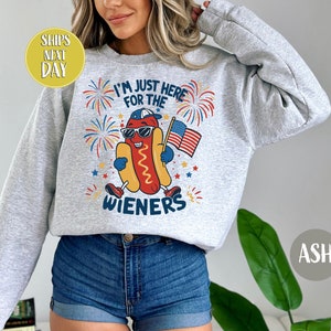 Sudadera con capucha Just Here For The Wieners Hot Dog, sudadera patriótica de verano de EE. UU., sudadera con capucha patriótica con gafas de sol y diseño de hot dog del 4 de julio - PS021