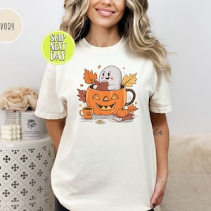Bookish Ghost Pumpkin Cup Camiseta Autumn Vibes, Libro de lectura de Halloween Ghost in Pumpkin Cup, Camiseta de la temporada de otoño, Taza de calabaza espeluznante -HF008