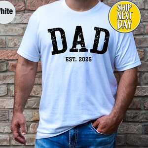 T-shirt papa personnalisé, chemise papa Est, faire-part de grossesse pour papa, cadeau pour papa, papa personnalisé, fête des pères, chemise cadeau nouveau papa -FD010