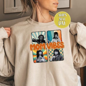 Felpa con scritta &quot;Mom Vibes&quot; divertente, maglietta per la festa della mamma, maglietta &quot;Mom Vibes anni &#39;90&quot;, regalo retrò per la festa della mamma, maglietta con sitcom degli anni 2000 - MD042