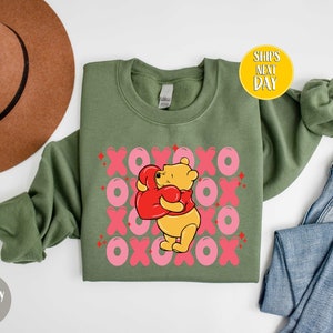 Hug Me Bear Sweatshirt, Cute Teddy Bear Love Graphic Hoodie, Unisex Shirt, Bear Shirt, The Pooh Comfort Wear, Gift for Her or Him -VD017