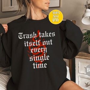 Moletom com capuz e moletom Trash Takes Itself Out Every Single Time, camisa Era, camisa com citações engraçadas, camisas da moda para mulheres, presente para ela-TC012