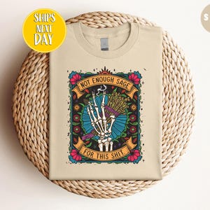 Scheletro di carta dei tarocchi T-shirt non abbastanza salvia, Non abbastanza salvia per questa maglietta, T-shirt con mano di scheletro, opere d'arte floreali ed erbe -HF028