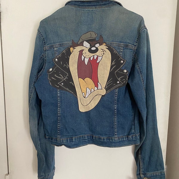 Veste en jean upcyclé avec un patch Taz-mania