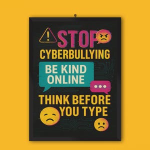 以下が含まれることがあります： ピンクと黄色で「STOP CYBERBULLYING」と書かれた黒いフレームのポスター。ポスターには、白とティールで「BE KIND ONLINE」と「THINK BEFORE YOU TYPE」とも書かれています。ポスターには絵文字が含まれています。