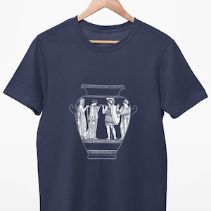 Puede incluir: Una camiseta azul marino con un gráfico blanco de un jarrón griego antiguo con figuras en relieve.