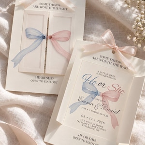 Può includere: Due biglietti d'invito color crema per gender reveal con un design a persiana e un nastro rosa in alto. I biglietti riportano il testo 'Some things are worth the wait', 'He or She' e 'Open to find out' insieme ai dettagli dell'evento.