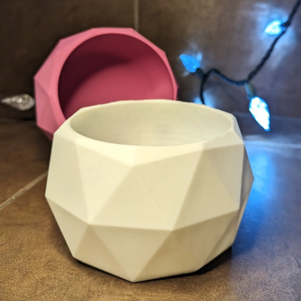 TriGeo Planter: Elegante maceta de plástico hecha a mano con elegancia triangular. Perfecto para jardines modernos