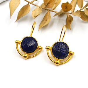 Brincos Dourados Boho com Lápis-Lazúli, Joia Boêmia Artesanal com Pedra Azul, Presente Étnico para Mulheres