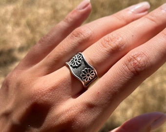 Adjustable Boho Silver Ring: Handcrafted Floral Design
