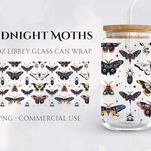 Puede incluir: Una descarga digital de una envoltura para lata de vidrio de 473 ml con un patrón de polillas coloridas y estrellas sobre un fondo blanco. El texto "MIDNIGHT MOTHS" y "PNG - COMMERCIAL USE" está incluido en la imagen.
