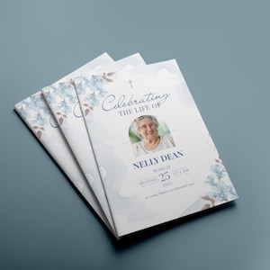 Modèle de programme d'obsèques modifiable | Hommage angélique nécrologie aquarelle bleue fleurs florales | Compatible avec Photoshop et MS Word
