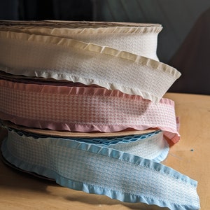 Vorhangbesatz in großen Mengen/geometrisches Design in drei Farbvarianten: Rosa, Blau und Creme. Ideal für Kinderzimmervorhänge und Raffrollos.