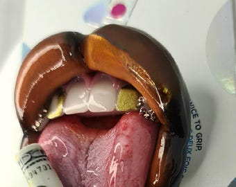 Soporte para teléfono con forma de labios hecho a mano