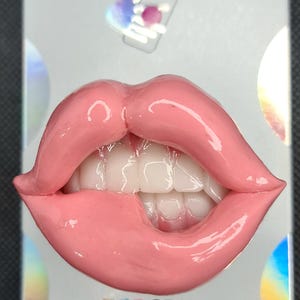 Pinkr Lips PopGrip: Soporte para teléfono con agarre para popsockets