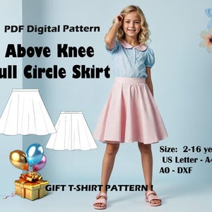 Puede incluir: Patrón digital PDF para una falda de círculo completo por encima de la rodilla. El patrón está disponible en tallas de 2 a 16 años y viene en formatos US Letter, A4, A0 y DXF. La imagen muestra a una niña pequeña con una falda rosa y una camisa a rayas azul y blanca.