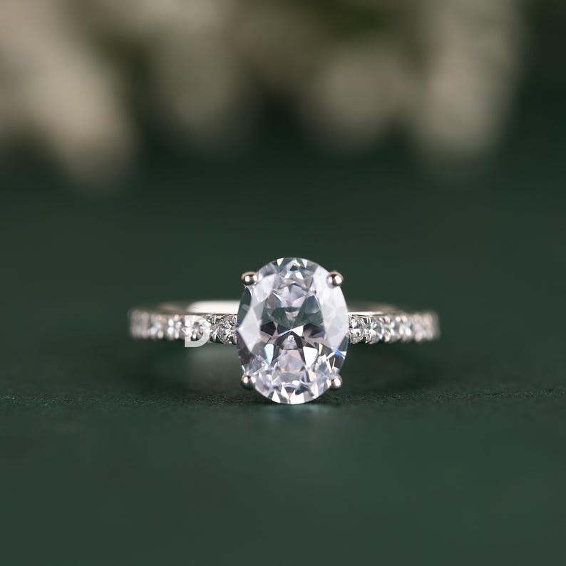 Celebrate love and commitment with this stunning Art Deco engagement ring, designed to capture the charm of vintage jewelry. The intricate detailing and bold geometric lines reflect the glamorous Art Deco era, making it a perfect statement piece for those who adore old-world charm. Whether you're drawn to its historical significance or the artistic craftsmanship, this ring is a blend of elegance and sophistication.