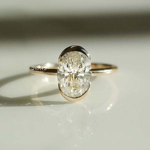 Anillo solitario de moissanita de corte ovalado de 1 quilates con medio bisel, anillo de compromiso, anillo de oro amarillo de 14 quilates, anillo de bisel de corte ovalado, anillo de boda con bisel de corte ovalado