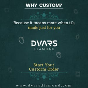 Pu&ograve; includere: Uno sfondo verde acqua con il testo "WHY CUSTOM?" e "Because it means more when ti's made just for you." Il logo DVARS DIAMOND &egrave; bianco. Il testo "Start Your Custorm Order" &egrave; in basso. L'indirizzo del sito web &egrave; in basso.