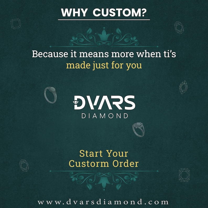 Pu&ograve; includere: Uno sfondo verde acqua con il testo "WHY CUSTOM?" e "Because it means more when ti's made just for you." Il logo DVARS DIAMOND &egrave; bianco. Il testo "Start Your Custorm Order" &egrave; in basso. L'indirizzo del sito web &egrave; in basso.
