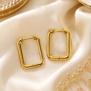 Goldene rechteckige Ohrringe – Minimalistisches und elegantes Design