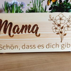 Pflanzkiste, Dekoration, Blumenkasten, foliert, Gravur Mama oder Name, personalisiert, Geschenkidee Muttertag, Geburtstag, Holz, 30x14x20cm Bild 5