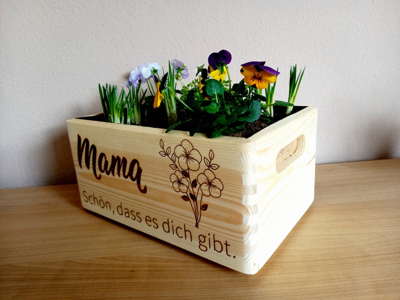 Pflanzkiste, Dekoration, Blumenkasten, foliert, Gravur Mama oder Name, personalisiert, Geschenkidee Muttertag, Geburtstag, Holz, 30x14x20cm Bild 6