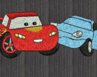 Puede incluir: Un coche de carreras rojo de dibujos animados con una franja amarilla y un coche de carreras azul de dibujos animados. Ambos coches tienen caras sonrientes.