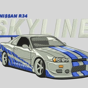 Puede incluir: Un coche deportivo Nissan Skyline R34 blanco con rayas de carreras azules y un diseño gráfico azul y blanco en el lateral. El coche tiene un parachoques delantero negro y faldones laterales negros. El coche está sobre un fondo gris.