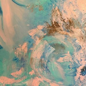 Puede incluir: Una pintura al &oacute;leo abstracta sobre lienzo que presenta el perfil de un rostro humano en tonos turquesa y azul, superpuesto con trazos gruesos y texturizados de pintura rosa p&aacute;lido y acentos dorados met&aacute;licos en la superficie.