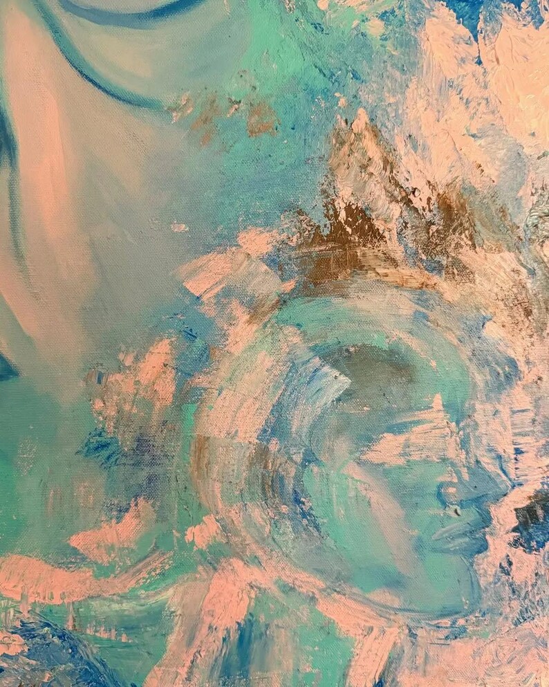 Puede incluir: Una pintura al &oacute;leo abstracta sobre lienzo que presenta el perfil de un rostro humano en tonos turquesa y azul, superpuesto con trazos gruesos y texturizados de pintura rosa p&aacute;lido y acentos dorados met&aacute;licos en la superficie.