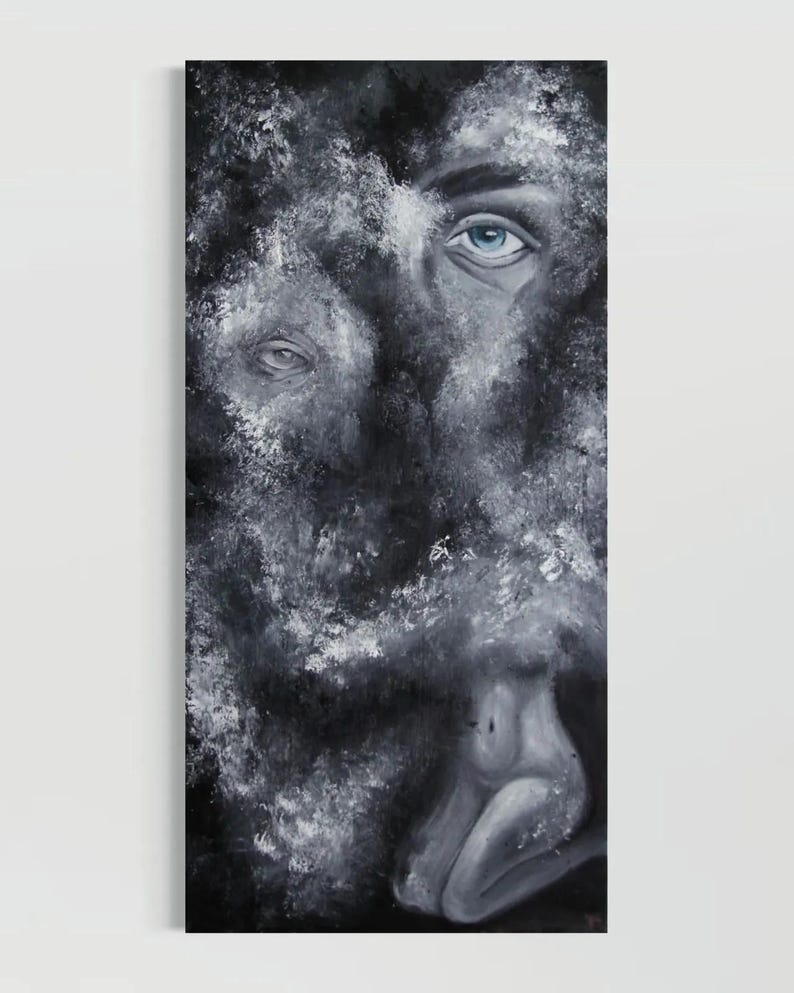 Puede incluir: Una pintura rectangular vertical en tonos negro, blanco y gris que presenta un ojo humano grande y detallado con un iris azul brillante. El ojo est&aacute; rodeado de pinceladas texturizadas similares a nubes, con una figura peque&ntilde;a.