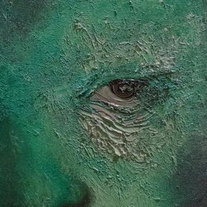 Puede incluir: Una pintura al &oacute;leo que muestra un primer plano de un ojo humano rodeado de pinceladas gruesas y texturizadas en impasto con tonos de verde bosque profundo, esmeralda y oliva, con un iris y una pupila de color marr&oacute;n oscuro.