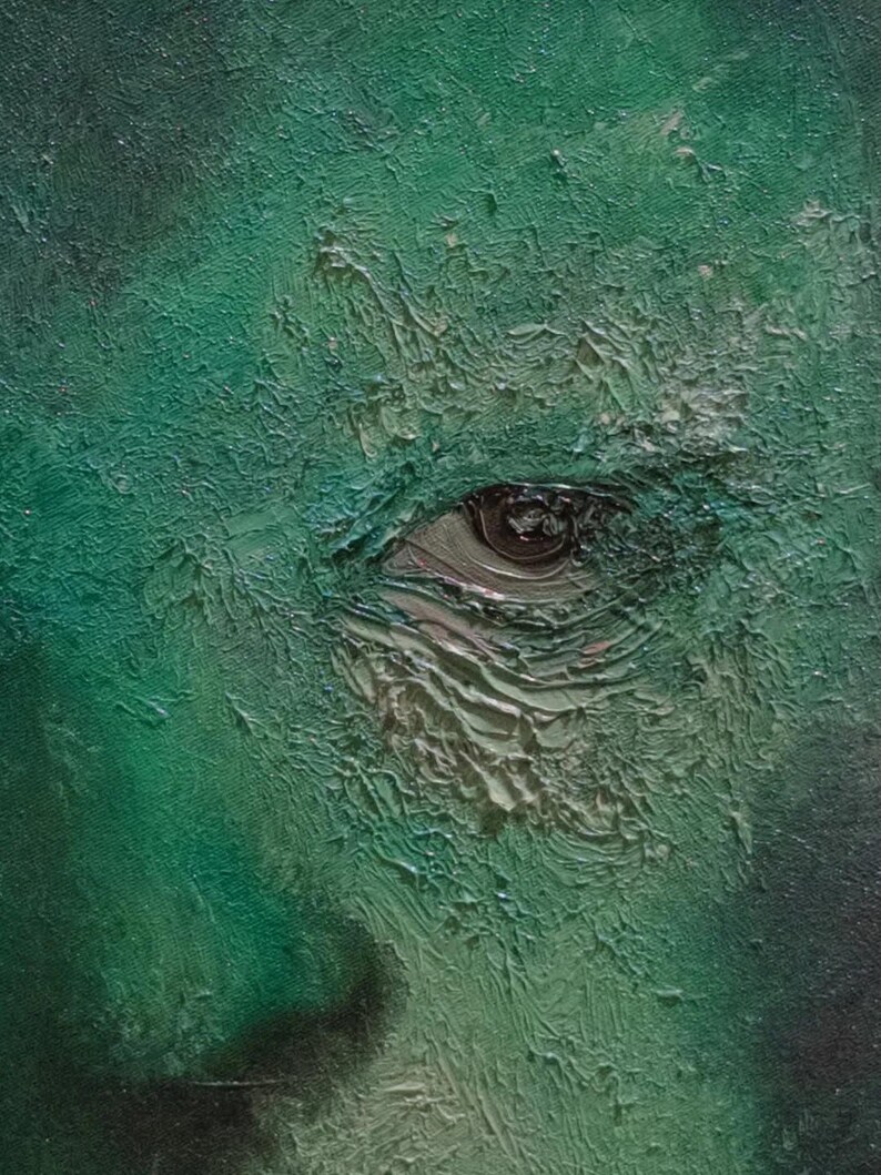Puede incluir: Una pintura al &oacute;leo que muestra un primer plano de un ojo humano rodeado de pinceladas gruesas y texturizadas en impasto con tonos de verde bosque profundo, esmeralda y oliva, con un iris y una pupila de color marr&oacute;n oscuro.