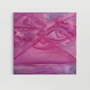 K&ouml;nnte beinhalten: Ein quadratisches Leinwandgem&auml;lde in Magenta- und Violettt&ouml;nen, das ein gro&szlig;es, stilisiertes Auge zeigt, das in eine Landschaft aus Wolken und einem Berggipfel integriert ist. Die Pinselstriche sind in der gesamten Komposition sichtbar und erzeugen eine strukturierte Oberfl&auml;che.