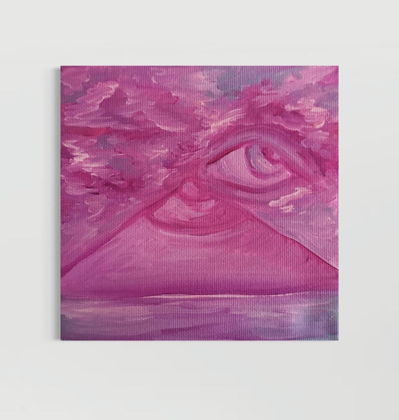 K&ouml;nnte beinhalten: Ein quadratisches Leinwandgem&auml;lde in Magenta- und Violettt&ouml;nen, das ein gro&szlig;es, stilisiertes Auge zeigt, das in eine Landschaft aus Wolken und einem Berggipfel integriert ist. Die Pinselstriche sind in der gesamten Komposition sichtbar und erzeugen eine strukturierte Oberfl&auml;che.