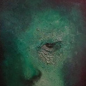 Puede incluir: Una pintura al &oacute;leo sobre lienzo que muestra un primer plano de un rostro humano en tonos verde esmeralda y bosque. La textura es espesa y empastada, con pinceladas visibles alrededor del ojo y la nariz sobre un fondo oscuro.