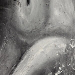 Puede incluir: Una pintura al &oacute;leo abstracta sobre lienzo con una paleta monocrom&aacute;tica de tonos negros, blancos y grises. La composici&oacute;n muestra pinceladas gruesas y visibles y texturas de pintura en capas que crean una sensaci&oacute;n de profundidad y movimiento.