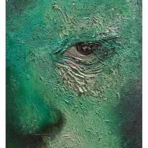 Op de afbeelding: Een olieverfschilderij op doek met een close-up van een menselijk oog in smaragd- en bosgroene tinten. De verf is dik en gestructureerd aangebracht, wat een reli&euml;feffect cre&euml;ert. De tekst Merve Heper @mervexheper staat onderaan.